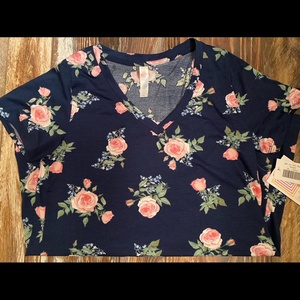 Prettiest Print! XS Christy V Neck